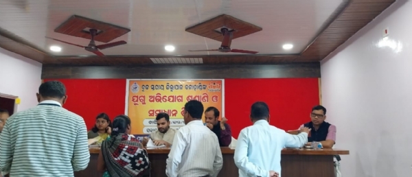 ଜିଲ୍ଲାପାଳଙ୍କ ଯୁଗ୍ମ ଅଭିଯୋଗ ଶୁଣାଣୀ ଶିବିରରେ ଜିଲ୍ଲାସ୍ତରୀୟ ସମସ୍ତ ଅଧିକାରୀ ଉପସ୍ଥିତ ରହିବା ପାଇଁ ଜିଲ୍ଲାପାଳଙ୍କ କଡା ନିର୍ଦ୍ଦେଶ