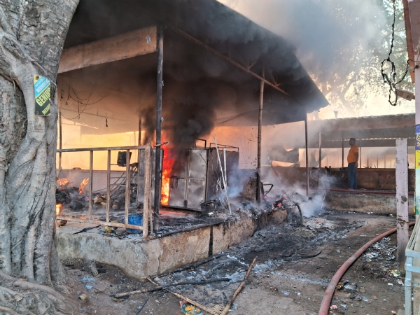 ବଲାଙ୍ଗିର ଫଳ ବଜାର ରେ ଲଗିଲା ନିଆଁ 40 ଦୋକାନ ରେ ବ୍ୟାପକ କ୍ଷୟକ୍ଷତି