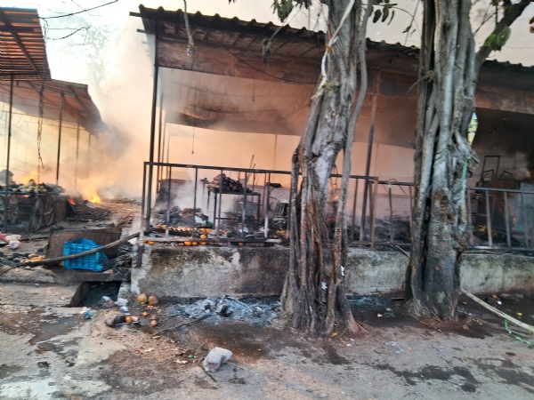 ବଲାଙ୍ଗିର ଫଳ ବଜାର ରେ ଲଗିଲା ନିଆଁ 40 ଦୋକାନ ରେ ବ୍ୟାପକ କ୍ଷୟକ୍ଷତି