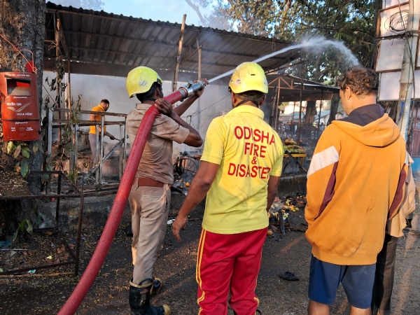 ବଲାଙ୍ଗିର ଫଳ ବଜାର ରେ ଲଗିଲା ନିଆଁ 40 ଦୋକାନ ରେ ବ୍ୟାପକ କ୍ଷୟକ୍ଷତି