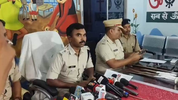ବିଚ୍‌ ରାସ୍ତାରେ ଖଣ୍ଡା ଧରି ଗୋଡ଼ାଇବା ଘଟଣା : ୭ ଜଣଙ୍କୁ ଧରିଲା ବଲାଙ୍ଗିର ପୋଲିସ