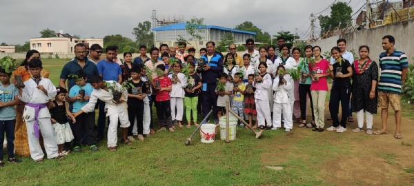 ବୃକ୍ଷରୋପଣ କରି ଜନ୍ମ ଦିନ ପାଳନ କଲେ କରାଟେ କୋଚ ଅସୀମ