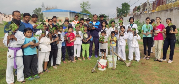 ବୃକ୍ଷରୋପଣ କରି ଜନ୍ମ ଦିନ ପାଳନ କଲେ କରାଟେ କୋଚ ଅସୀମ