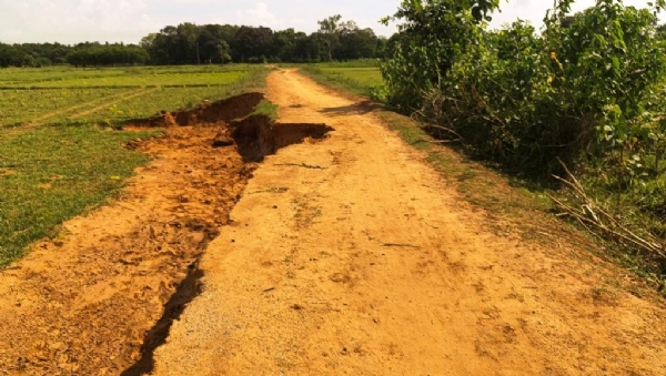 MUKHYAMANTRI SADAK RASTA MATI CHORI