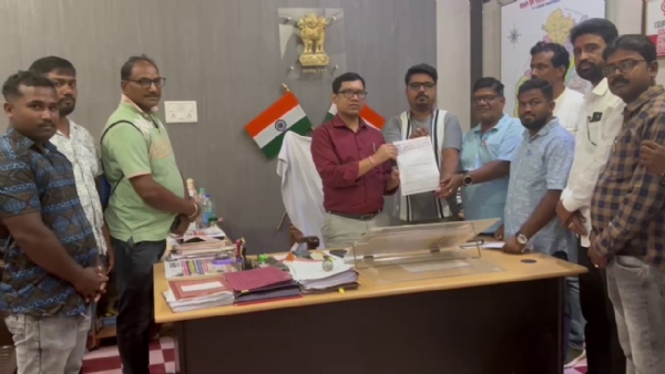 ସାମ୍ବାଦିକଙ୍କୁ ଆକ୍ରମଣ ଘଟଣାକୁ ବିରୋଧ ସହ ସାମ୍ବାଦିକ ସୁରକ୍ଷା ଆଇନ ପ୍ରଣୟନ ଦାବିରେ ଦାବିପତ୍ର ପ୍ରଦାନ କଲା ଉତ୍କଳ ସାମ୍ବାଦିକ ସଂଘ