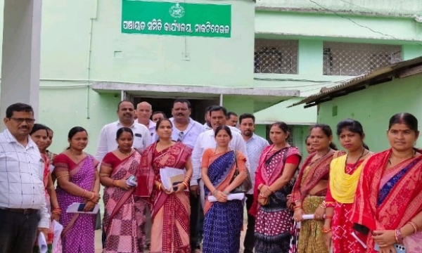 ସମ୍ବଲପୁର:ବୁଧବାର ଦିନ ସମ୍ବଲପୁର ଜିଲ୍ଲା ନାକଟିଦେଉଳ ବ୍ଲକ କାର୍ଯ୍ୟାଳୟ ପରିସରରେ ଆୟୋଜିତ ପଞ୍ଚାୟତ ସମିତି ବୈଠକରେ ଏକ ଅଭାବନୀୟ ଦୃଶ୍ୟ ଦେଖିବାକୁ ମିଳିଛି l ବ୍ଲକ ର ସରପଞ୍ଚ ଏବଂ ସମିତି ସଭ୍ୟ /ସଭ୍ୟା ମାନଙ୍କୁ ବ୍ଲକ ପ୍ରଶାସନ ଅଣଦେଖା କରି ସେମାନଙ୍କ ବିନା ଅଜାଣତରେ ପ୍ରକଳ୍ପ ଅନୁମୋଦନ କରିବାକୁ ନେଇ ସମସ୍ତ ପଞ୍ଚାୟତ ପ୍ରତିନିଧି ମାନେ ବୈଠକ ବର୍ଜନ କରିବା ସହ ଅଧାରୁ ଉଠି ଚାଲି ଯାଇଥିବା ଜଣାପଡିଛି l ପଞ୍ଚାୟତ ପକ୍ଷରୁ ପ୍ରଦାନ କରାଯାଇଥିବା ବିଭିନ୍ନ ଉନ୍ନୟନ ମୂଳକ ପ୍ରକଳ୍ପ ର ପ୍ରସ୍ତାବ ଗୁଡିକ କିପରି ପରିବର୍ତ୍ତନ ହେଲା ତାହାକୁ ବୈଠକରେ ପଞ୍ଚାୟତ ପ୍ରତିନିଧି ମାନେ ବିରୋଧ କରିଥିଲେ l ବୁଧୁବାର ଦିନ ବ୍ଲକ ସଭା ଗୃହ ଠାରେ ନାକଟିଦେଉଳ ପଞ୍ଚାୟତ ସମିତିର ନବମ ସାଧାରଣ ପରିଷଦ ବୈଠକ ଅନୁଷ୍ଠିତ ହୋଇଥିଲା l ଏଥିରେ ବ୍ଲକ ଅଧ୍ୟକ୍ଷା ସ୍ୱରୂପାରାଣୀ ସାହୁ ସଭାପତିତ୍ୱ କରିଥିବା ବେଳେ ଗୋଷ୍ଠୀ ଉନ୍ନ୍ନୟନ ଅଧିକାରୀ କ୍ଷମାନିଧି ଭୋଇ, ବ୍ଲକ ଉପାଧ୍ୟାକ୍ଷ ଜିତେନ୍ଦ୍ରିୟ ପ୍ରଧାନ, ଅତିରିକ୍ତ ବିଡ଼ିଓ ବିଦ୍ୟାଧର ରାଉତରାୟ, ସମ୍ବଲପୁର ସାଂସଦ ପ୍ରତିନିଧି ପୂର୍ଣ୍ଣଚନ୍ଦ୍ର ଗଡ଼ତ୍ୟା, ବିଧାୟକ ପ୍ରତିନିଧି ରାଜକିଶୋର ପ୍ରଧାନ, ପଞ୍ଚାୟତ ସମ୍ପ୍ରସାରଣ ଅଧିକାରୀ ରବୀନ୍ଦ୍ର କୁମାର ସାହୁ ପ୍ରମୁଖ ଯୋଗଦେଇ ଥିଲେ l ତେବେ ବିଡ଼ିଓ ଶ୍ରୀ ଭୋଇ ବୈଠକ କାର୍ଯ୍ୟକ୍ରମ କୁ ଆଗେଇ ନେଉଥିବା ବେଳେ ସମସ୍ତ ସରପଞ୍ଚ ଏବଂ ସମିତି ସଭ୍ୟ /ସଭ୍ୟା ମାନେ ସେମାନଙ୍କୁ ଅଣଦେଖା କରାଯାଇ ସେମାନଙ୍କର ଅଜାଣତରେ ପ୍ରକଳ୍ପ ଅନୁମୋଦନ କରାଯାଉଛି ବୋଲି ଅଭିଯୋଗ କରିଥିଲେ l ଏଥି ସହିତ ଗତ ଜାନୁଆରୀ ମାସରେ ହୋଇଥିବା ସମିତି ବୈଠକରେ ବ୍ଲକର ସରପଞ୍ଚ ଏବଂ ସମିତି ସଭ୍ୟ /ସଭ୍ୟା ମାନେ ବିକଶିତ ଗାଁ, ବିକଶିତ ଓଡିଶା ଯୋଜନାରେ ବିଭିନ୍ନ ଉନ୍ନୟନ ମୂଳକ କାର୍ଯ୍ୟ ପାଇଁ କାର୍ଯ୍ୟ ଖସଡ଼ା ପ୍ରସ୍ତୁତ କରି ଅନୁମୋଦନ ପାଇଁ ବ୍ଲକ ପ୍ରଶାସନ କୁ ଦେଇଥିଲେ l ତେବେ ବର୍ତ୍ତମାନ କିପରି ଦିଆଯାଇଥିବା ପ୍ରକଳ୍ପ ଗୁଡିକ ପରିବର୍ତ୍ତନ ହେଲା ତାହାକୁ ଉପସ୍ଥିତ ପଞ୍ଚାୟତ ପ୍ରତିନିଧି ମାନେ ବିରୋଧ କରିଥିଲେ l ପଲ୍ଲିସଭା ଏବଂ ଗ୍ରାମ ସଭା କରାଯାଇ ପ୍ରକଳ୍ପ ଗୁଡିକ ଅନୁମୋଦନ ପାଇଁ ପଠା ଯାଇଥିଲା କିନ୍ତୁ ଯେଉଁ ପ୍ରକଳ୍ପ ଗୁଡିକର ନାମ ଦିଆ ଯାଇଥିଲା ବର୍ତ୍ତମାନ ତାହା କଟି ଯାଇ ବିନା ପଲ୍ଲୀ ସଭା ଓ ଗ୍ରାମ ସଭାରେ ଗୃହୀତ ହୋଇ ନ ଥିବା ପ୍ରକଳ୍ପ ତାଲିକା ଆସିଛି l ଯାହାକୁ ନେଇ ପଞ୍ଚାୟତ ପ୍ରତିନିଧି ମାନେ ଅସନ୍ତୋଷ ପ୍ରକାଶ କରିବା ସହ ନାମ ଦିଆ ଯାଇ ନ ଥିବା ପ୍ରକଳ୍ପ ଗୁଡିକ କିପରି ଅନୁମୋଦନ ହେଲା ତାହା ଉପରେ ପ୍ରଶ୍ନ ଉଠାଇଥିଲେ ପଞ୍ଚାୟତ ପ୍ରତିନିଧି l ସେମାନେ ନିର୍ବାଚିତ ହୋଇ ଆସିଥିଲେ ମଧ୍ୟ ପ୍ରଶାସନ ସେମାନଙ୍କ କଥାକୁ ଗୁରୁତ୍ୱ ନ ଦେଇ ଆଉ କାହା କଥାରେ ଚାପଗ୍ରସ୍ତ ହୋଇ ପ୍ରସ୍ତାବିତ ପ୍ରକଳ୍ପ ଗୁଡିକ ପରିବର୍ତ୍ତନ କରୁଥିବାରୁ ଏହାକୁ ବିରୋଧ କରି ବୈଠକ ଅଧାରୁ ସମସ୍ତ ସରପଞ୍ଚ ଓ ସମିତିସଭ୍ୟ ମାନେ ଉଠି ଚାଲି ଯାଇଥିଲେ l ଏଥି ସହିତ ବ୍ଲକ ପ୍ରଶାସନ ନିଜ ମନୋଭାବରେ ପରିବର୍ତ୍ତନ ଆଣି ପୂର୍ବରୁ ଦିଆ ଯାଇଥିବା ପ୍ରସ୍ତାବ ଗୁଡିକ ଅନୁମୋଦନ ନ କଲେ ଆଗାମୀ ଜୁନ ୪ ତାରିଖରେ ସମସ୍ତ ସରପଞ୍ଚ, ସମିତି ସଭ୍ୟ /ସଭ୍ୟା ମାନେ ବ୍ଲକ କାର୍ଯ୍ୟାଳୟରେ ତାଲା ପକାଇ ଅନିର୍ଦ୍ଧିଷ୍ଟ କାଳ ପର୍ଯ୍ୟନ୍ତ ଧାରଣା ଦେବାକୁ ଚେତାବନୀ ଦେଇ ବିଡ଼ିଓ ଙ୍କୁ ଏକ ସ୍ମାରକ ପତ୍ର ପ୍ରଦାନ କରିଥିବା ଜଣା ପଡିଛି l ଅପର ପକ୍ଷରେ ସମ୍ବଲପୁର ରୁ ଆସି ଏଠାରେ ବିଜେପିର ନେତା ବୋଲାଉଥିବା ଜଣେ ବ୍ୟକ୍ତି ବିଭିନ୍ନ ସମୟରେ ବ୍ଲକ କାର୍ଯ୍ୟାଳୟ କୁ ଆସି ପ୍ରଶାସନ କୁ ପ୍ରଭାବିତ କରି ଏସବୁ ସମସ୍ୟା ସୃଷ୍ଟି କରୁଛନ୍ତି ବୋଲି ପଞ୍ଚାୟତ ପ୍ରତିନିଧି ମାନେ ବିଡ଼ିଓ ଙ୍କ ଠାରେ ଆପତ୍ତି ଉଠାଇଥିଲେ।