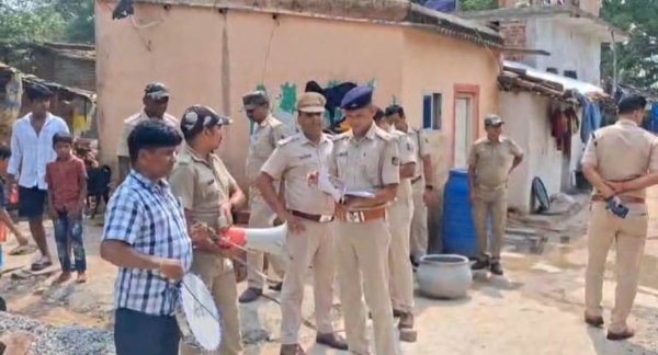 ୱାରେଂଟି ବଶିଷ୍ଟ କୁମ୍ଭାରଙ୍କ ଘର ସାମ୍ନାରେ କୋର୍ଟ ନୋଟିସ୍‌ ଛାପିଲା ବଲାଙ୍ଗିର ପୋଲିସ