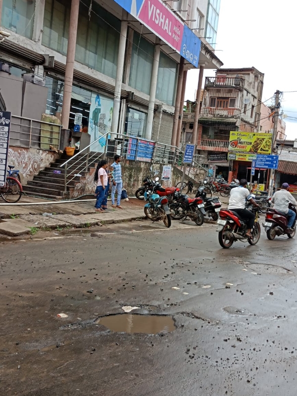 ମେଡିକାଲଛକ ରୁ ଦରଜିପୋଖରୀ ଛକ ରାସ୍ତା ପାଲଟିଛି ମରଣଯନ୍ତା