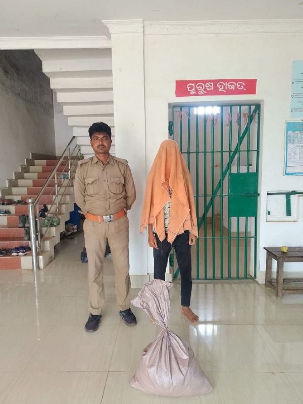 ଦେଶି ମଦ ଚାଲାଣ ବେଳେ ଚଢାଉ, ଜଣେ ଗିରଫ