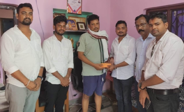 କିଡନୀ ରୋଗରେ ପୀଡିତ ସାମ୍ବାଦିକଙ୍କୁ ଅଂଶୁମାନଟ୍ରଷ୍ଟ ପକ୍ଷରୁ ସହାୟତା