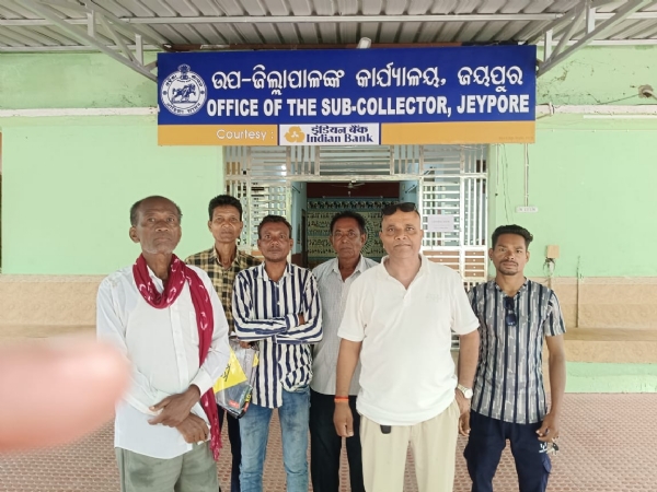 ରାସ୍ତା ନିର୍ମାଣ ନେଇ ପ୍ରଶାସନର ଦ୍ୱାରସ୍ଥ ହେଲେ ଗ୍ରାମବାସୀ