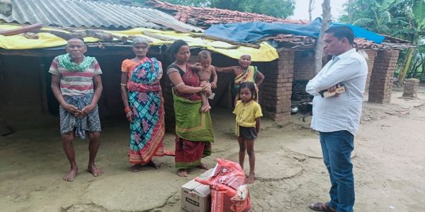 ଦାଦନ ଶ୍ରମିକ ତାମିଲନାଡୁରେ ମୃତ୍ୟୁ ଘଟଣା : ମୃତ ଶ୍ରମିକଙ୍କ ପରିବାରକୁ ଭେଟି ସହାୟତା କଲେ ସରପଂଚ ସଂଘ ସଭାପତି ଅଜିତ ଯୋଶୀ