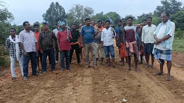ନିଜସ୍ୱ ଖର୍ଚ୍ଚରେ ରାସ୍ତା ନିର୍ମାଣ କଲେ ଗାଁ ଲୋକେ