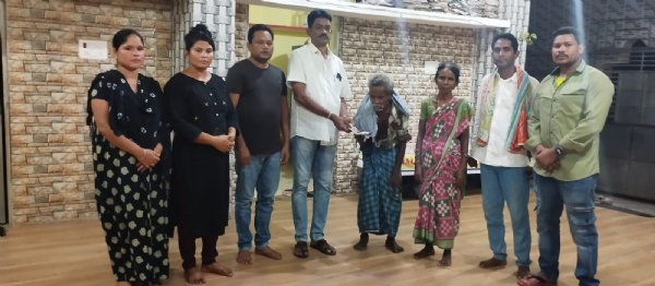 ରୋଗରେ ପୀଡିତ ସୁରେଶ ଚନ୍ଦ୍ର ନାୟକ ଙ୍କୁ ସହାୟତା ର ହାତ ବଢ଼େଇଲେ ମାଲକାନଗିରି ପୌର ଅଧ୍ୟକ୍ଷ ମନୋଜ କୁମାର ବାରିକ
