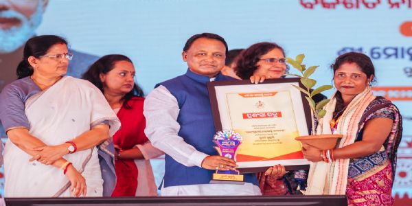 କଟକ ଠାରେ ରାଜ୍ୟସ୍ତରୀୟ ନାରୀ ଶକ୍ତି ସମାବେଶରେ କେନ୍ଦୁଝରର ସଫଳ ଲକ୍ଷପତି ଦିଦି ଭାବରେ ସମ୍ବର୍ଦ୍ଧିତ ହେଲେ ସୁମତୀ ମୁଣ୍ଡାରୀ