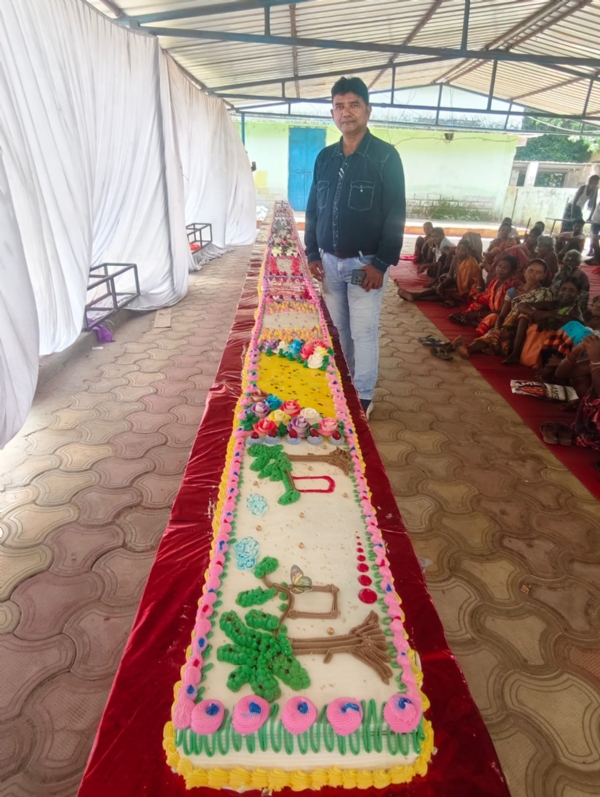 ବୃଦ୍ଧ ଓ ବୃଦ୍ଧା ଙ୍କ ପାଇଁ ଦିନ ଟିଏ, ୧୦ମିଟର କେକ ପଦର୍ଶନ କରି ପୁଣି ଚର୍ଚ୍ଚାରେ ମାଥିଲି ପିଇଓ