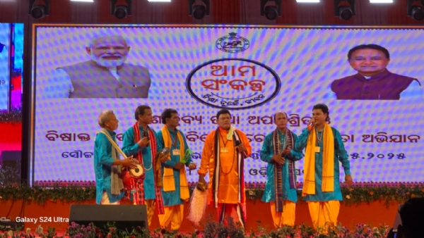 ଜିଲ୍ଲାସ୍ତରୀୟ ବିକାଶ ମେଳାର ତୃତୀୟ ସନ୍ଧ୍ୟା *  ବିକାଶ ମେଳାରେ ରଜ ମଉଜର ଝଲକ:- ରଜ ପାନ ସହ ପାରମ୍ପରିକ ସୁ-ସ୍ବାଦୁ ଖାଦ୍ୟର ମଜା ନେଉଛନ୍ତି ହଜାର ହଜାର ଜନସାଧାରଣ:-