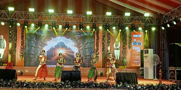 ଖୋର୍ଦ୍ଧା ବିକାଶ ମେଳାରେ ମନ ମହିଳାବିହୁ ଓ ଡାଲ ଖାଇ ।