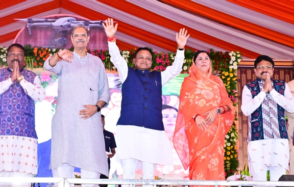 ରାଜ୍ୟ ସରକାରଙ୍କ ଏକ ବର୍ଷ ପୂର୍ତ୍ତି ପାଳନ   ବଲାଙ୍ଗୀର ଠାରେ ରାଜ୍ୟସ୍ତରୀୟ କୃଷକ ଶକ୍ତି ସମାବେଶ ଅନୁଷ୍ଠିତ, ଯୋଗ ଦେଲେ ମୁଖ୍ୟମନ୍ତ୍ରୀ   ନିର୍ବାଚନ ସମୟରେ ଦେଇଥିବା ପ୍ରତିଶୃତି ରଖିଛୁ , ଚାଷୀ ଭାଇ ଭଉଣୀ ସେମାନଙ୍କ କଠୋର ପରିଶ୍ରମର ମୂଲ୍ୟ ଓ ସମ୍ମାନ ପାଇଛନ୍ତି  କୃଷକ ମାନଙ୍କୁ ସଶକ୍ତ କରିବା ପାଇଁ ସରକାର ସମସ୍ତ ପ୍ରକାର ପ୍ରଯୁକ୍ତିବିଦ୍ୟା ସାହାଯ୍ୟ ଯୋଗାଇଦେବାକୁ ପ୍ରତିଶ୍ରୁତିବଦ୍ଧ  ବଲାଙ୍ଗୀରରେ ଡବଲ ଇଞ୍ଜିନ ନୁହେଁ, ଟ୍ରିପଲ ଇଞ୍ଜିନ ସରକାର ଚାଲିଛି , ଜିଲ୍ଲାର ବିକାଶର ବେଗ ବି ତିନିଗୁଣ   ବିକଶିତ ଓଡ଼ିଶାର ଲକ୍ଷ୍ୟ ପୂରଣ ପାଇଁ କୃଷି ଓ କୃଷକମାନଙ୍କ ବିକାଶ ଏକ ବଳିଷ୍ଠ ଭୂମିକା ଗ୍ରହଣ କରିବ - ମୁଖ୍ୟମନ୍ତ୍ରୀ