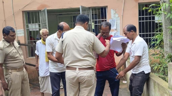 PETROL DHALI THANA PARISARA RE ATMAHATYA UDYAM