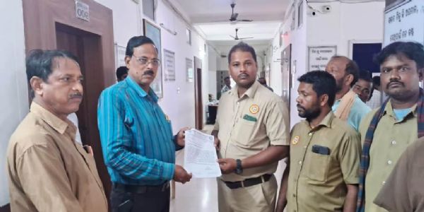 ବିଭିନ୍ନ ଦାବୀ ନେଇ ଜିଲାପାଳଙ୍କୁ ଦାବିପତ୍ର ଦେଲା ଓଡ଼ିଶା ଡ୍ରାଇଭର ମହାସଂଘ, ୭ ଗୋଟି ଦାବୀ ପୂରଣ ନହେଲେ ଜୁଲାଇ ୮ ତାରିଖ ଷ୍ଟିୟରିଂ ଛାଡ ଆନ୍ଦୋଳନ