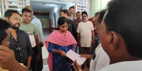 ମୋଟର ଗ୍ୟାରେଜ ୟୁନିଅନ ପକ୍ଷରୁ ଦାବିପତ୍ର ପ୍ରଦାନ ଅଟୋ ନଗର ନିର୍ମାଣ କରିବାକୁ ଦାବି