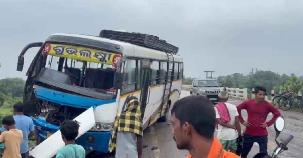 ମୂର୍ମୁରି ଜୋର ବ୍ରିଜରେ ବସ ଦୁର୍ଘଟଣା, ଅଳ୍ପକେ ବର୍ତ୍ତିଲେ ୩୫ ଯାତ୍ରୀ ।