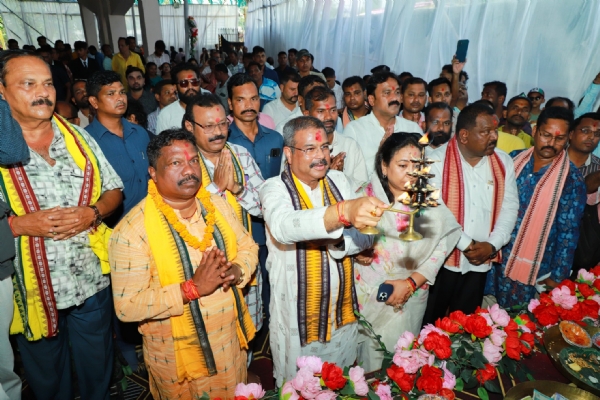 ଶୀତଳଷଷ୍ଠୀ ଯାତ୍ରାରେ ଦେବଦର୍ଶନ କଲେ କେନ୍ଦ୍ର ଓ ରାଜ୍ୟ ମନ୍ତ୍ରୀ