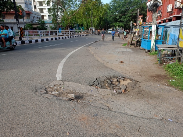 କଲେଜ ଛକ ରାସ୍ତା ଦବିଲା ଓ ଫାଟିଲା