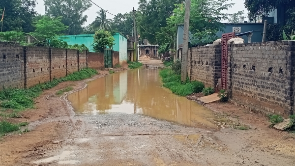 ଗାଁ ଦାଣ୍ଡରେ ଜମିଛି ପାଣି