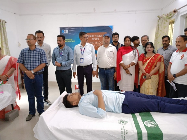 ଷ୍ଟେଟ ବ୍ୟାଙ୍କ ଓ ଦ ବେଲ୍ ମିଳିତ ଆନୁକୁଲ୍ୟରେ ମେଗା ରକ୍ତଦାନ ଶିବିର