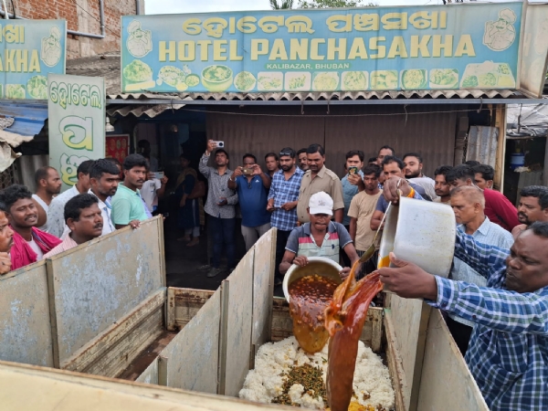 ଭୁବନରେ ଖାଦ୍ୟ ସୁରକ୍ଷା ଅଧିକାରୀଙ୍କ ଚଢ଼ଉ : ୯୦ କେଜି ବାସି ଖାଦ୍ୟ ନଷ୍ଟ କରାଗଲା, ୪ଟି ହୋଟେଲ ସିଲ୍