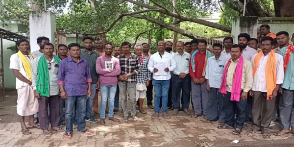ଜିଲା ଯୋଗାଣ ଅଧିକାରି ଓ ଉପ ଜିଲାପାଳଙ୍କ କାଯ୍ୟାଳୟ ଘେରାଉ କଲେ ଚାଷି