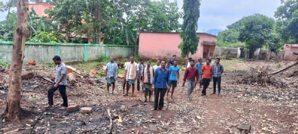 -  ବିଦ୍ୟାଳୟର ମୂଲ୍ୟନାନ ଶାଗୁଆନ ଗଛ କଟାକୁ ନେଇ ପ୍ରଧାନଶିକ୍ଷଙ୍କୁ ଘେରିଲେ ଗ୍ରାମବାସୀ