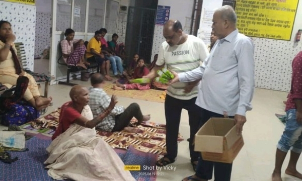ସମ୍ବଲପୁର: ଆଜି ବୁର୍ଲା ସ୍ଥିତ ଇନ୍ଦିରା କ୍ଳବ୍ କଂଗ୍ରେସ କର୍ମୀଙ୍କ ପକ୍ଷରୁ ସାଂସଦ ତଥା ବିରୋଧୀ ଦଳର ନେତା ରାହୁଲ ଗାନ୍ଧୀଙ୍କ ୫୫ ତମ ଜନ୍ମ ଦିବସ ବୁର୍ଲାର ବିଭିନ୍ନ ମନ୍ଦିରରେ ୫୫ ଟି ଦୀପ ପ୍ରଜ୍ବଳନ ସହ ପାଳନ କରାଯାଇଛି। ବସନ୍ତ ବିହାର ସ୍ଥିତ ଶିବ ମନ୍ଦିରରେ ବରିଷ୍ଠ କଂଗ୍ରେସ ନେତା ତଥା ସ୍ବେଛାସେବୀ ଦଶରଥ ଦାସଙ୍କ ନେତୃତ୍ଵରେ ୫୫ ଦୀପ ଜଳାଇ ରାହୁଲ ଗାନ୍ଧୀଙ୍କ ଦିର୍ଘ୍ ସୁସ୍ଥ ଓ ନିରାମୟ ଜୀବନ ପାଇଁ ପ୍ରାର୍ଥନା କରାଯାଇଥିଲା। ମନ୍ଦିର ପୂଜକ ଅର୍ଜୁନ ବାବୁ, ନବ ଭଟ୍ଟ, କୁନି ପ୍ରଧାନ, ଦୀପକ ଦାସ, ପ୍ରଶାନ୍ତ ପରିଡ଼ା, ସପନ ବିଶ୍ଵାସ ପ୍ରମୁଖ ଙ୍କ ସଂଯୋଜନାରେ ଏ କାର୍ଯ୍ୟକ୍ରମ ସମାପନ ହୋଇଥିଲା।ସେହିପରି ସନ୍ତୋଶୀ କଲୋନୀ ର ଶିବ ସନ୍ତୋଶୀ ମାତା ମନ୍ଦିର ପରିସରରେ ରାହୁଲ ଗାନ୍ଧୀଙ୍କ ୫୫ ତମ ଜୟନ୍ତୀ ଅନୁରୂପ ଢ଼ଙ୍ଗରେ ପାଳନ କରାଯାଇଥିଲା। ପୂଜକ କୋକାନା ଭାଇ ଓ ପ୍ରଶାନ୍ତ ମହାନ୍ତିଙ୍କ ନେତୃତ୍ବରେ ରାହୁଲ ଗାନ୍ଧୀ ନାମ ରେ ୧୧୦ ତି ଦିଅ ପ୍ରଜ୍ବଳନ କରାଯାଇ ତାଙ୍କ ଦୀର୍ଘ ସୁସ୍ଥ ଓ ନିରାମୟ ଜୀବନ ପାଇଁ ପ୍ରାର୍ଥନା କରାଯାଇଥିଲା। ରାହୁଲ ଗାନ୍ଧୀ ଙ୍କ ନେତୃତ୍ୱ ଆହୁରି ଶକ୍ତିଶାଳୀ ହେଉ ଓ ତାଙ୍କ ନେତୃତ୍ଵରେ ଦେଶ ଓ ଦଶ ର ପ୍ରଗତି ହେଉ ବୋଲି ପୂଜା କରାଯାଇଥିଲା। ବରିଷ୍ଠ କଂଗ୍ରେସ ନେତା ଦୁର୍ଗା ପାଢ଼ୀ ଉଭୟ କାର୍ଯ୍ୟକ୍ରମରେ ଉପସ୍ଥିତ ରହି ରାହୁଲ ଗାନ୍ଧୀଙ୍କ ପାଇଁ ପୂଜା କରିଥିଲେ।ସେହିପରି ବରିଷ୍ଠ କଂଗ୍ରେସ ନେତା ଗୁଦୁ ଉପ୍ପଲ୍ କ ନେତୃତ୍ଵରେ ବୁର୍ଲା ଗୁରୁଦ୍ୱାରରେ ବି ପୂଜା .. ଅରଦାସ କରାଯାଇଥିଲା।ସନ୍ଧ୍ୟାରେ ବୁର୍ଲା ମେଡିକାଲ ର କ୍ୟାନ୍ସର , ଟିବୀ ୱାର୍ଡ ରେ ରୋଗୀ ଓ ରୋଗୀ ପରିଜନ ଙ୍କୁ ବିସ୍କୁଟ ଫଳ ବଣ୍ଟନ କରାଯାଇଥିଲା।
