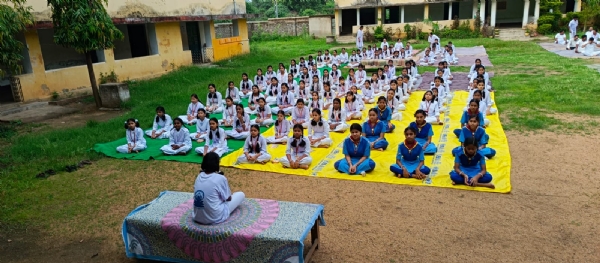 କଦମପଡ଼ା ସରସ୍ଵତୀ ଶିଶୁ ବିଦ୍ୟା ମନ୍ଦିର ଠାରେ ବିଶ୍ଵ ଯୋଗ ଦିବସ