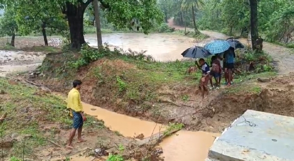 କଛପ ଗତିରେ ଚାଲିଛି କାର୍ଯ୍ଯ, କଲଭର୍ଟ ଅଧପନ୍ତରିଆ  ଯାତାୟାତରେ ବାଧା : ପାର୍ଶ୍ବରାସ୍ତା ନ ଥିବାରୁ ବଢୁଛି ଅସନ୍ତୋଷ