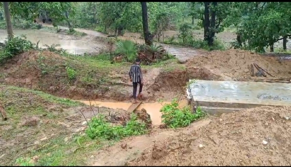 କଛପ ଗତିରେ ଚାଲିଛି କାର୍ଯ୍ଯ, କଲଭର୍ଟ ଅଧପନ୍ତରିଆ  ଯାତାୟାତରେ ବାଧା : ପାର୍ଶ୍ବରାସ୍ତା ନ ଥିବାରୁ ବଢୁଛି ଅସନ୍ତୋଷ