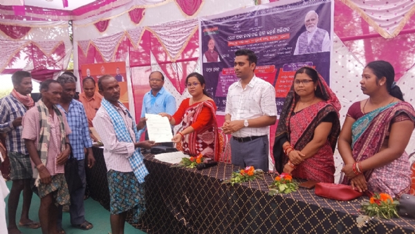 ଧରତି ଆବା ଜନଜାତୀୟ ଗ୍ରାମ ଉତ୍କର୍ଷ ଅଭିଯାନରେ ପଟ୍ଟା ବଣ୍ଟନ