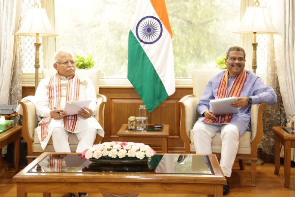 କେନ୍ଦ୍ର ଗୃହ ନିର୍ମାଣ ଏବଂ ସହରାଞ୍ଚଳ ବ୍ୟାପାର ମନ୍ତ୍ରୀ ମନୋହର ଲାଲଙ୍କୁ ଭେଟିଲେ କେନ୍ଦ୍ରମନ୍ତ୍ରୀ ଧର୍ମେନ୍ଦ୍ର ପ୍ରଧାନ