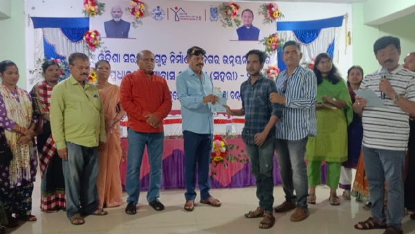 ପ୍ରଧାନମନ୍ତ୍ରୀ ଆବାସ ଯୋଜନାର କାଯ୍ୟାଦେଶ ଓ  ମଧୁବାବୁ ପେନସନ ପ୍ରଦାନ