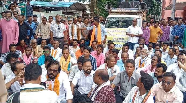 ସାଲେପାଲି ଗ୍ରାଫାଇଟ ମାଇନିଙ୍ଗ ବ୍ଳକ ଖଣି ଖନନ ନିଲାମ ପ୍ରତ୍ୟାହାର ଦାବୀ ରେ ଜନମ ମାଏଟ ବଞ୍ଚାଓ ସଂଘର୍ଷ ସମିତି ପକ୍ଷରୁ ଉପଜିଲ୍ଲାପାଳ କାର୍ଯ୍ୟାଳୟ ଘେରାଉ