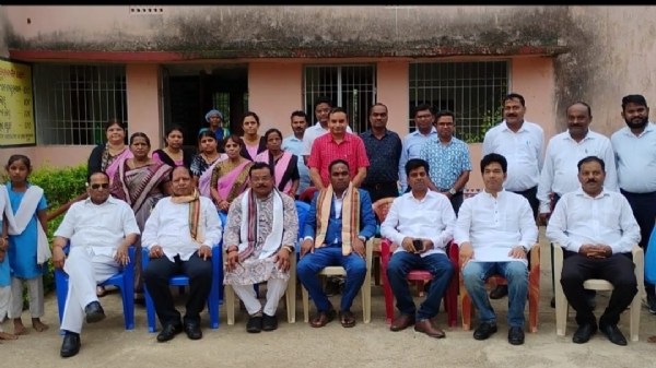 ମାର୍କେଟ ୟାର୍ଡ ଠାରେ ଗୃହ କମିଟିର ସଦସ୍ୟ ମାନେ ଚାଷୀ ମାନଙ୍କ ସହ କଲେ ଆଲୋଚନା