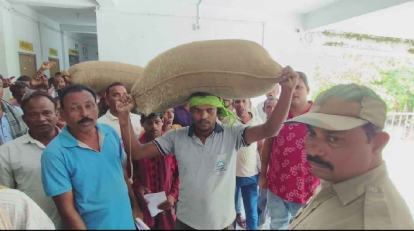 ଧାନ କ୍ଷୟ କ୍ଷତି ଦାବୀରେ ଓଦା ଧାନ ବସ୍ତା ସହ ଅଭିଯୋଗ ଶୁଣାଣୀ ପ୍ରକୋଷ୍ଠ ସାମ୍ନାରେ ଦେଲେ ଧାରଣା ଚାଷୀ*-