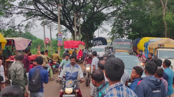ମଣ୍ତିରୁ ଧାନ ନ ଉଠିବାରୁ ରାସ୍ତାରୋକ କଲେ ଚାଷି