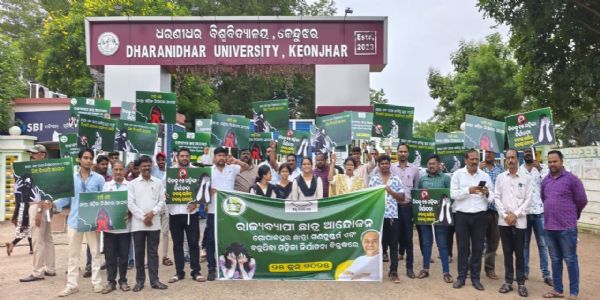 ଛାତ୍ରୀ ଅସଦାଚରଣ ଓ ମହିଳା ନିର୍ଯାତନା ବୃଦ୍ଧି ପ୍ରତିବାଦରେ ବିଜୁ ଯୁବ ଓ ଛାତ୍ର ଜନତା ଦଳ ପକ୍ଷରୁ ବିକ୍ଷୋଭ ପ୍ରଦର୍ଶନ