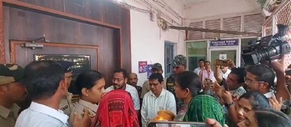 ଦ୍ଵିତୀୟ ଦିନରେ ଜିଲ୍ଲାପରିଷଦ ଅଧ୍ୟକ୍ଷା ଓ ସଭ୍ୟ/ସଭ୍ୟାଙ୍କ ଧାରଣା , ଅପରାହ୍ନ ରେ ପରିଷଦ ସଦସ୍ୟ ମନେ ଜିଲ୍ଲାପାଳ ଙ୍କୁ ଘେରିଲେ