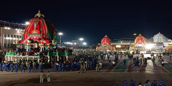 ରଥଖଳାରୁ ଦକ୍ଷିଣମୋଡ ହୋଇ ସିଂହଦ୍ବାରରେ ଲାଗିଲା ତିନି ରଥ