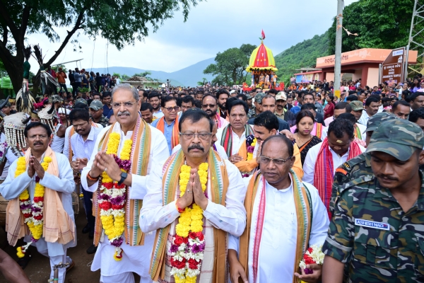 ପ୍ରଥମ ଥର ପାଇଁ ଇତିହାସ ରଚିଲା କୋଟିଆ ରଥଯାତ୍ରା  ହଜାର ହଜାର ଭକ୍ତଙ୍କ ଗ୍ରହଣରେ ଉପ ମୁଖ୍ୟମନ୍ତ୍ରୀ,ମନ୍ତ୍ରୀ, ସାଂସଦ ଏବଂ ବିଧାୟକ ମାନେ ସାମିଲ ହୋଇ ରଥ ଟାଣିଲେ  ସୀମାନ୍ତବର୍ତ୍ତି ଅଞ୍ଚଳର ସାମଗ୍ରୀକ ବିକାଶ ପାଇଁ ସରକାର ସଂକଳ୍ପ ନେଇଛନ୍ତି_ ସୁରେଶ ପୂଜାରୀ