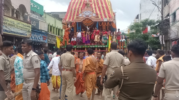 ହଜାର ହଜାର ଭକ୍ତଙ୍କ ସମାଗମ ରେ ଜୟପୁର ରେ କଡା ସରୁକ୍ଷା ବଳୟରେ ରଥ ଟଣା